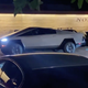 Imagen para el artículo titulado Elon Musk se lleva por delante el poste de señalización de un estacionamiento al estrenar su Tesla Cybertruck